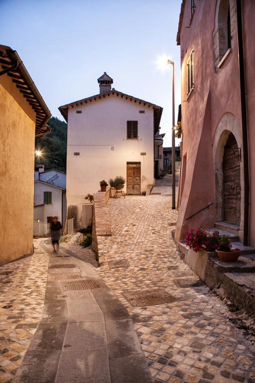 Residence Menotre Rasiglia Exterior photo